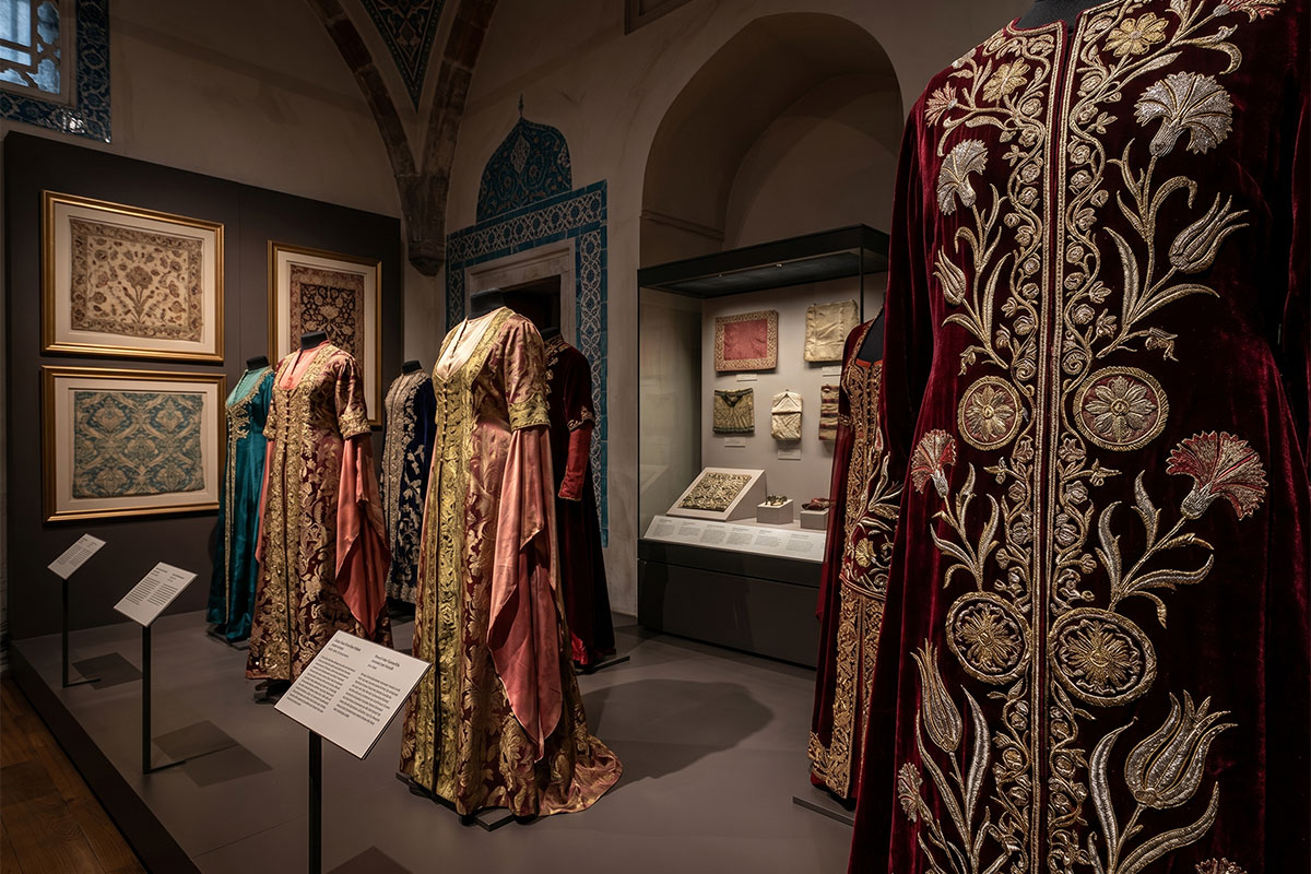 Sultanliche Kostüme und Textilien: Stoffe, Stickereien und Symbolik